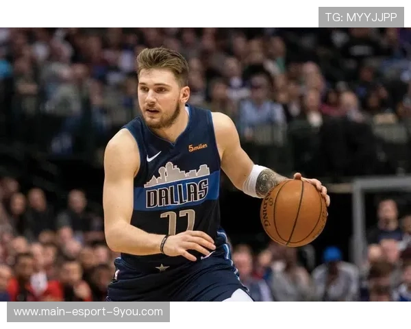 东契奇背后运球转身出手入网,独行侠气焰高涨 东契奇背后运球转身出手入网,独行侠气焰高涨