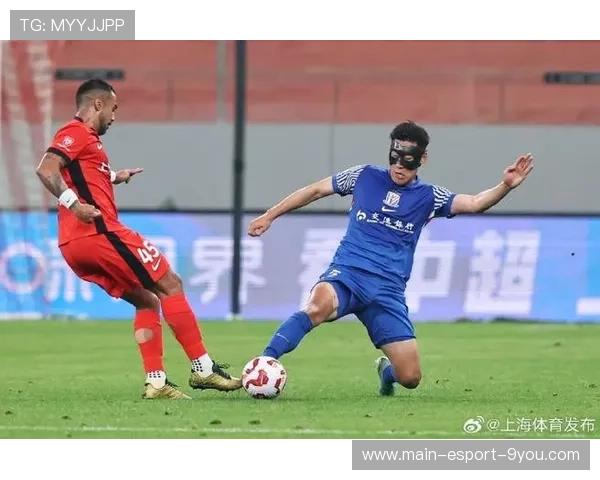 上海申花拉唐快速边路推进牵制防守，展现现代足球战术魅力